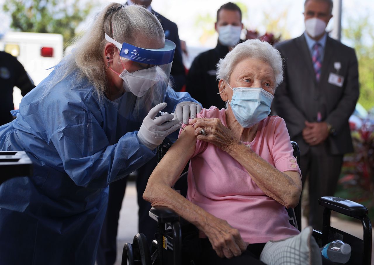 88-letnia Vera Leip otrzymuje szczepionkę na COVID-19.