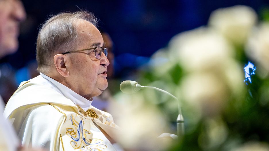 Toruń, 02.12.2023. Dyrektor Radia Maryja o. Tadeusz Rydzyk na mszy świętej w Hali Widowiskowo-Sportowej w Toruniu, 2 bm. Msza jest kulminacyjnym punktem uroczystych obchodów 32. rocznicy powstania Radia Maryja, które rozpoczęło nadawanie 8 grudnia 1991 r. (ad) PAP/Tytus Żmijewski.