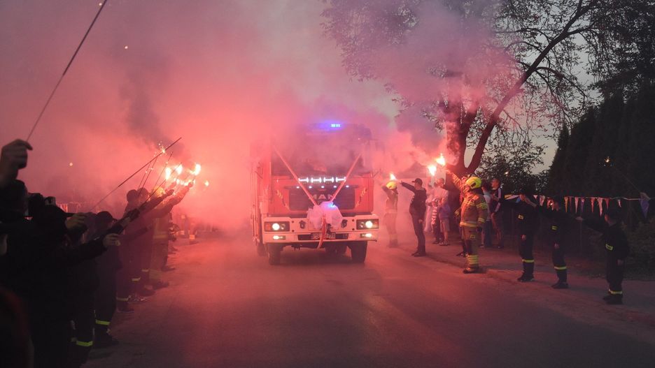 27.09.2025. Powitanie wozu bojowego OSP Masłowo. Fot. Tomasz Barylski / Polska Press