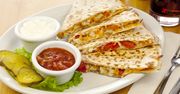Kuchnia meksykańska. Przepis na quesadillas z kurczakiem i warzywami