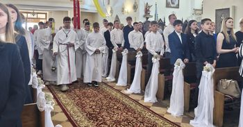 Bierzmowanie w kościele we Wrzosie, w gminie Przytyk. Sakramentu udzielił biskup Marek Solarczyk