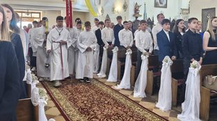 Bierzmowanie w kościele we Wrzosie, w gminie Przytyk. Sakramentu udzielił biskup Marek Solarczyk