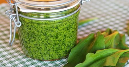Tania wersja pesto. Prosty przepis. Potrzebujesz tylko kilku składników