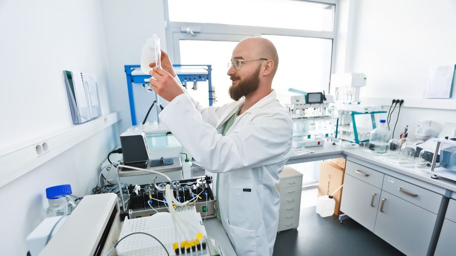 3. Leki, które podnoszą cholesterolNiektóre leki mają wpływ na gospodarkę lipidową. To m.in.: pigułki antykoncepcyjne, retinoidy, kortykosteroidy, diuretyki i niektóre leki przeciwwirusowe. Jeśli stosujesz któryś z nich i masz wysoki cholesterol – skonsultuj to z lekarzem.