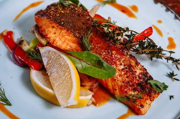 Żyje tylko w najczystszej wodzie. Ma delikatne mięso i jest pozbawiony ości, a nie doceniamy go