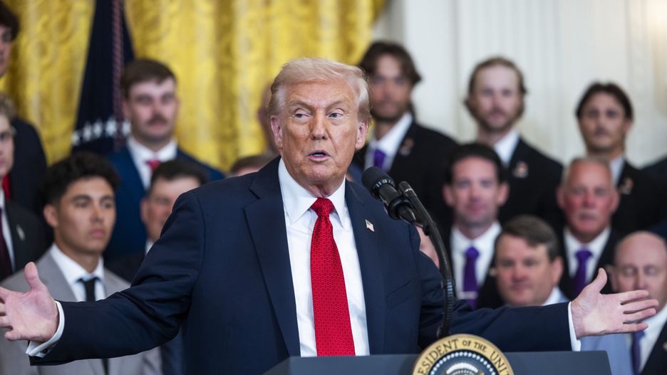 US President Trump honors LSU baseball teams at the White House
epa12468686 US President Donald Trump honors the Louisiana State University (LSU) and LSU Shreveport championship baseball teams in the East Room of the White House in Washington, DC, USA, 20 October 2025.  EPA/JIM LO SCALZO 
Dostawca: PAP/EPA.
JIM LO SCALZO
baseball, visit, trump, teams, college baseball, LSU, Lousiana University