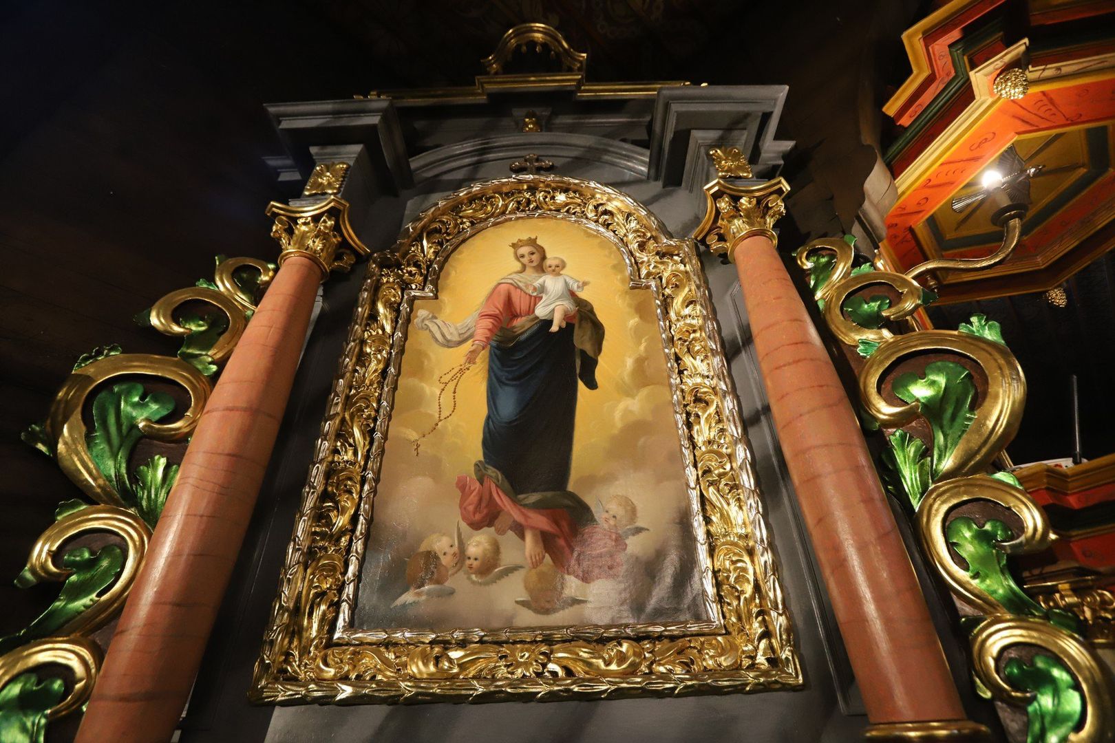 ks. Mateusz Mnich, wikary w parafii Świętego Józefa w Chorzowie,ks. Sebastian Heliosz, wikary w parafii Wniebowzięcia Najświętszej Maryi Panny w Chorzowie-Batorym.