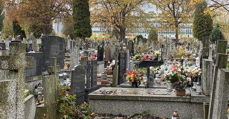 Nowy trend na cmentarzach. Niektórzy aż się trzęsą z oburzenia