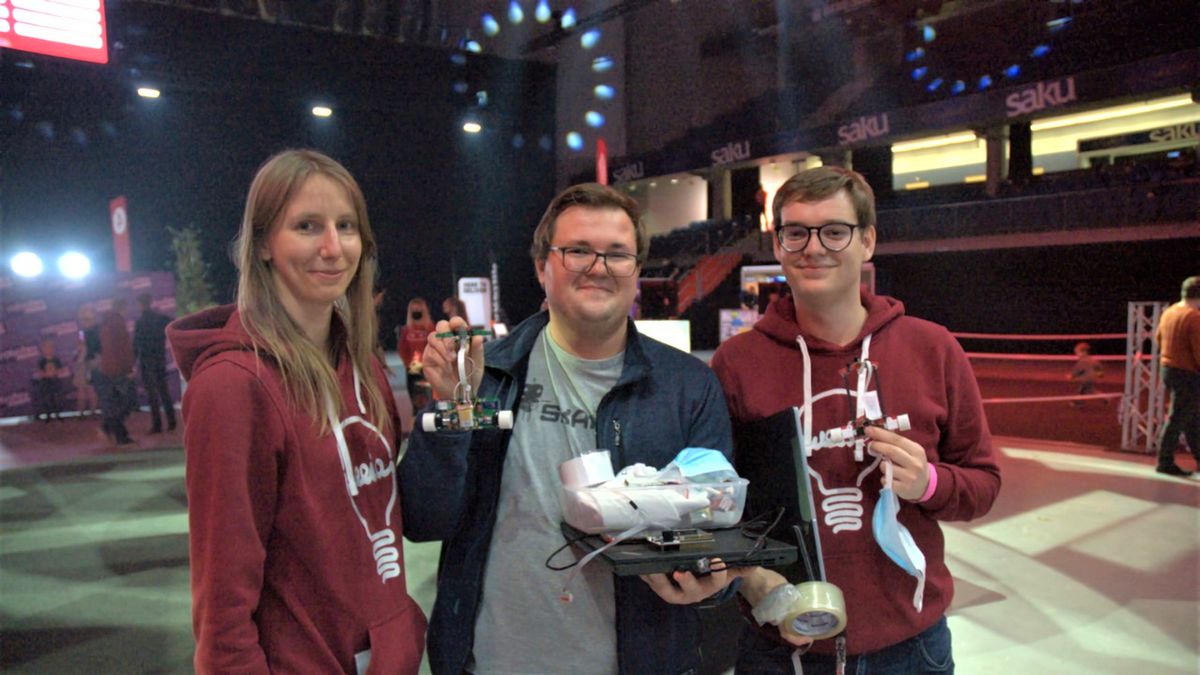 Dwa roboty skonstruowane przez żaków Politechniki Łódzkiej: "Ugryź" i "Sherlock" zajęły pierwsze miejsca na podium w międzynarodowym konkursie Robotex International 2021 w Tallinie.