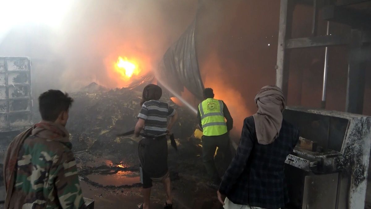 Alleged Saudi airstrike hits factory in Sana'a
epa13281238 A handout screen grab taken from a video made available by the Houthis-run al-Masirah TV on 04 October 2026 shows firefighters extinguish the fire after an alleged Saudi airstrike targeted a factory in Sana'a, Yemen, 04 October 2026. The Houthis claimed that Saudi Arabia launched an airstrike on a foam factory in Sana'a, injuring three people, amid an exchange of attacks between the two sides.  EPA/HOUTHI-RUN AL-MASIRAH TV HANDOUT HANDOUT EDITORIAL USE ONLY/NO SALES 
Dostawca: PAP/EPA.
HOUTHI-RUN AL-MASIRAH TV HANDOUT
firefighters, factory, fire, flames, conflict, rubble