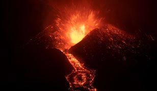 Hiszpański wulkan w fazie największej erupcji. Wyrzuca okruchy na niemal kilometr