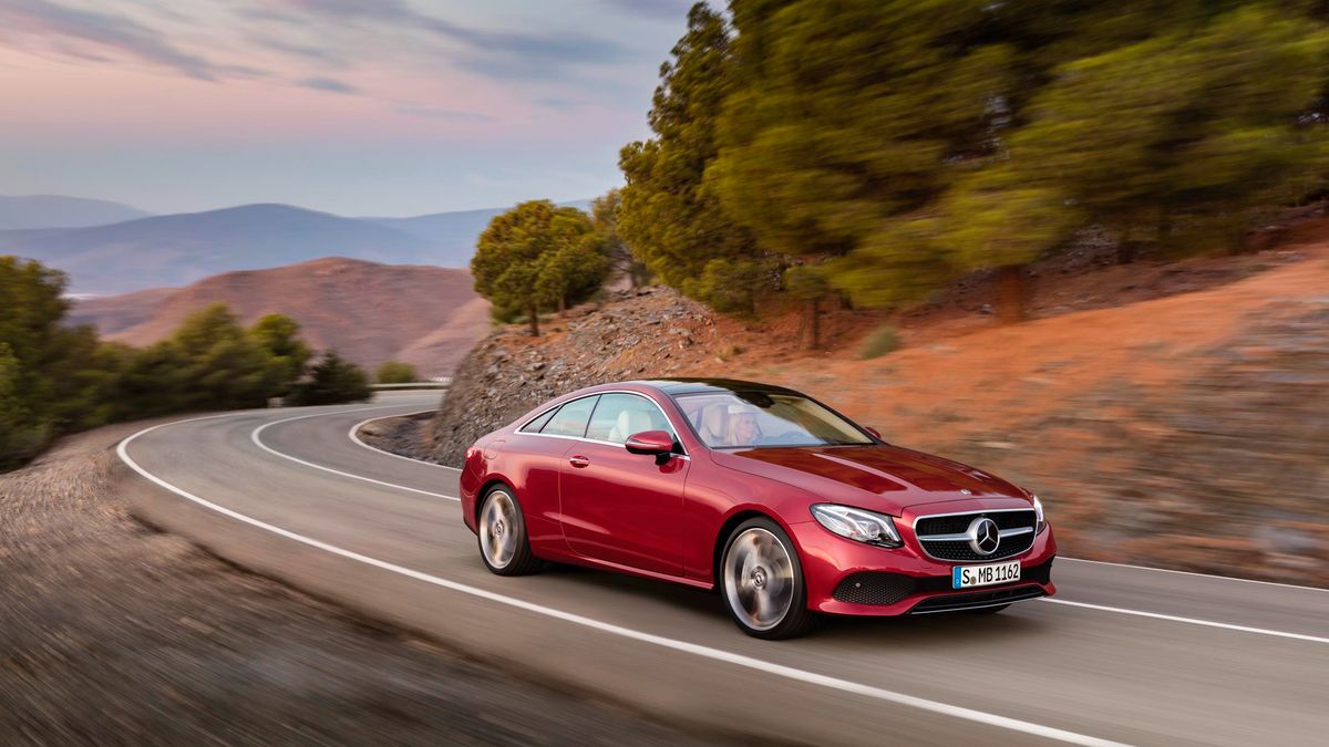 Elegancka sylwetka dużego Coupé jest świetnym połączeniem tego, co już znamy. Przedni pas z Klasy E i tylna część o minimalistycznej formie z Klasy C Coupé łączy oczywiście czteroosobowa, dwudrzwiowa kabina, w której jest to wszystko, co znajdziemy w modelu segmentu E.