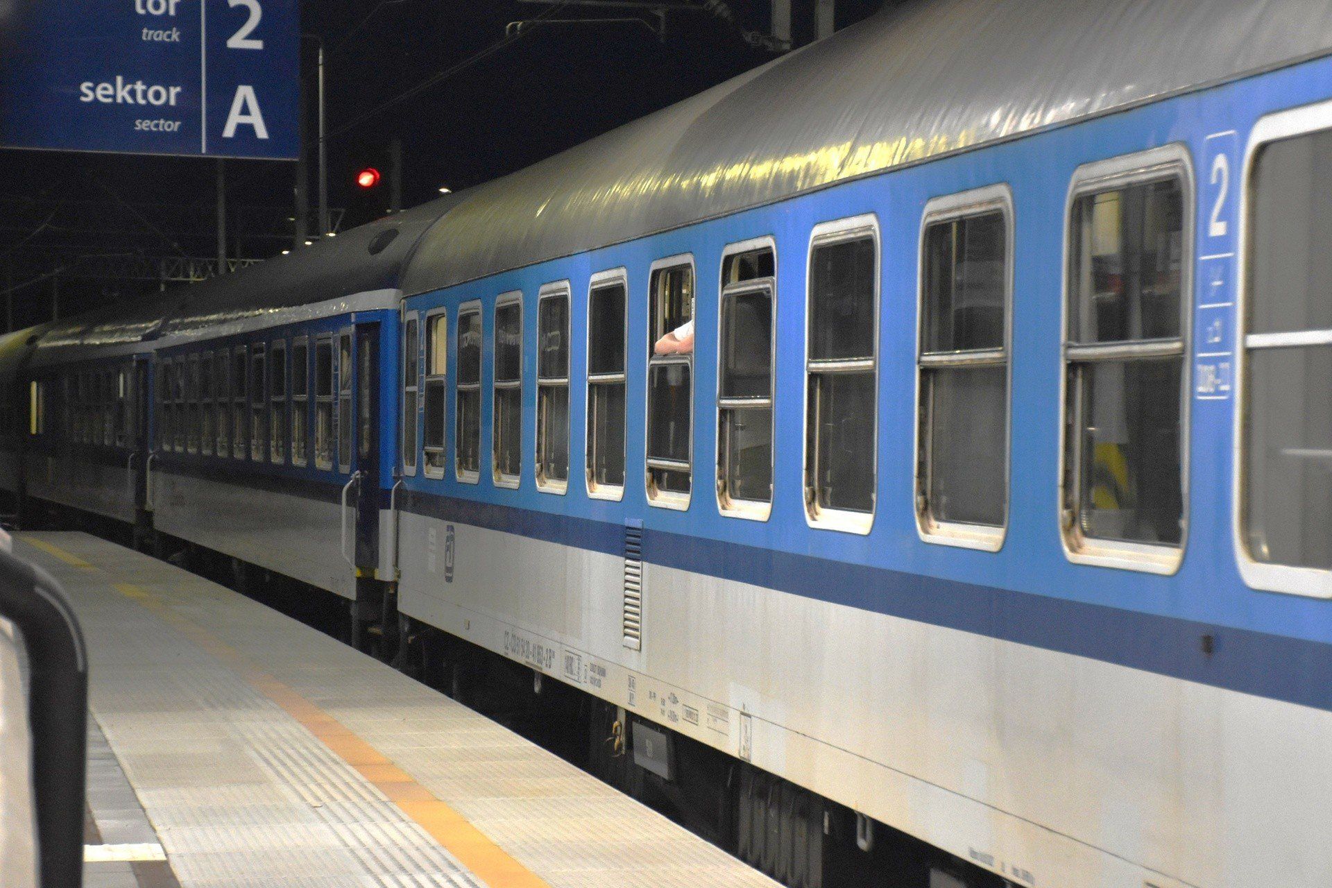 IC Chopin z Oświęcimia wyjeżdżał po godzinie 5, by dotrzeć do stolicy o godzinie 9. Takie połączenie pozwalała spędzić w stolicy cały dzień, w w drogę powrotną pociąg ruszał z Warszawy od godzinie 20.