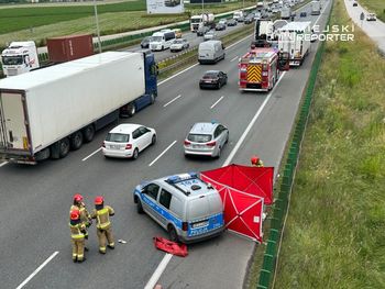 Tragedia na trasie S8 na Bemowie. Mężczyzna skoczył z wiaduktu pod ciężarówkę. Zginął na miejscu