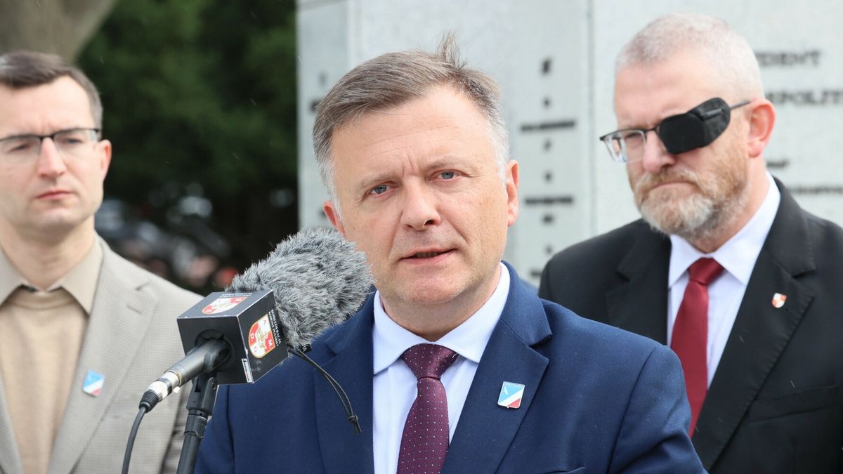 Konfederacja Korony Polskiej prezentuje ustaw? o obcych agentachFot. Wojciech Olkusnik/East News, 21.09.2026. Warszawa.  Konfederacja Korony Polskiej prezentuje ustaw? o obcych agentach, przed pomnikiem AK przy Sejmie.
N/z: N/z: (L-P) Tomasz Jankowski, Mateusz Piskorski, Grzegorz BraunWojciech Olkusnik