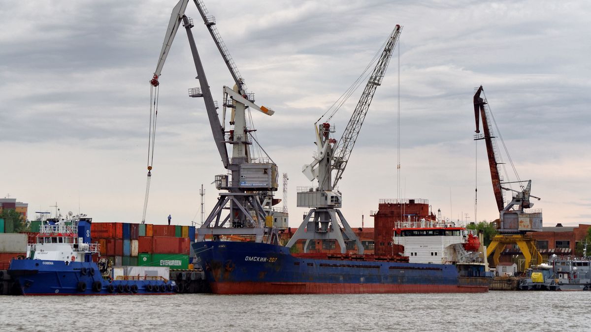 Astrachań to port rzeczny na prawym brzegu Wołgi