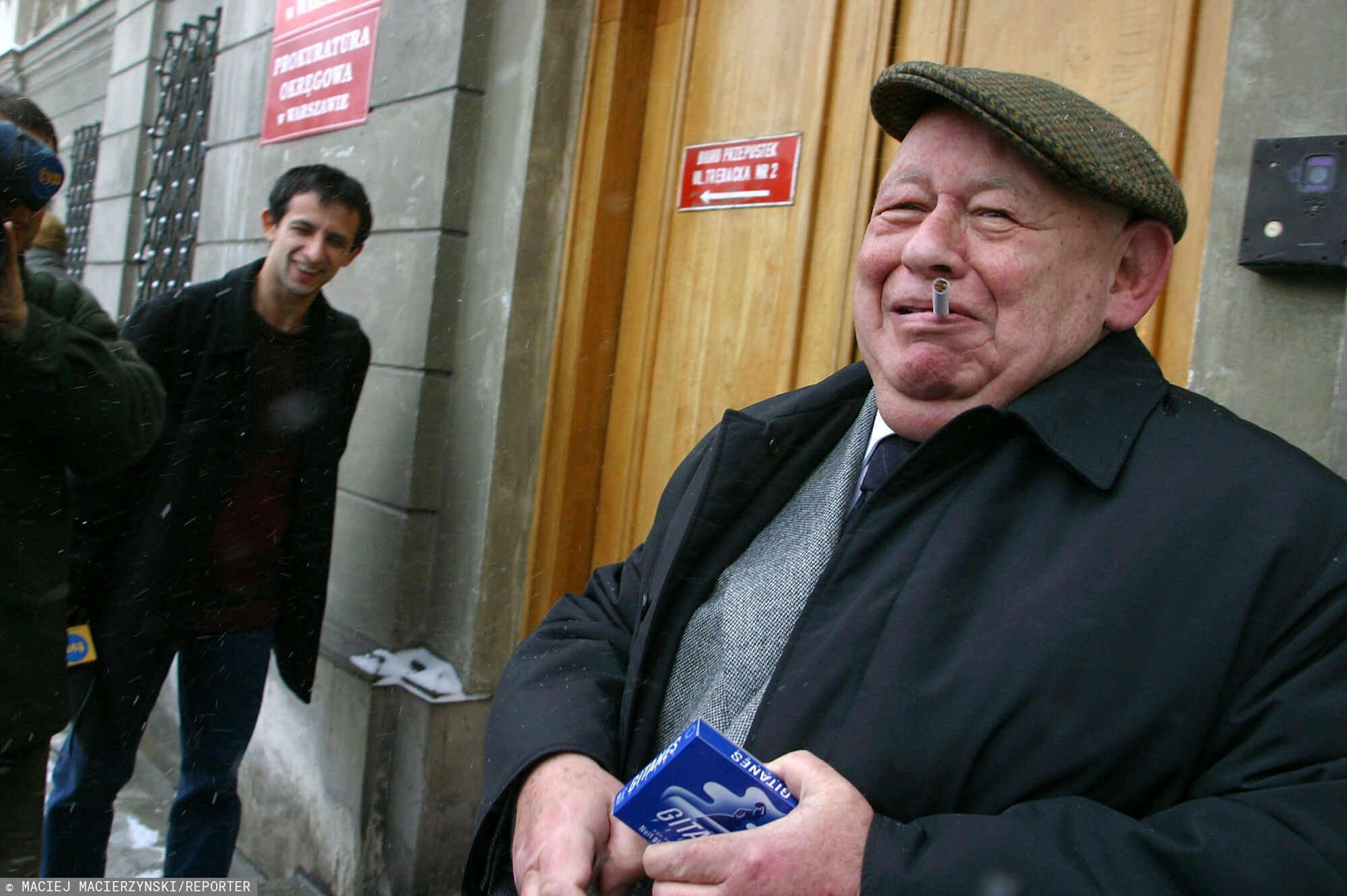 Reporter Poland 200207.02.2003 Warszawa Redaktor Naczelny Tygodnika NIE Jerzy Urban wychodzi z Prokuratury Okregowej w Warszawie, gdzie przedstawiono mu zarzuty zniewazenia papieza Jana Pawla II.  n/z Jerzy Urban. fot.Maciej Macierzynski/ReporterMacierzynski/Reporter