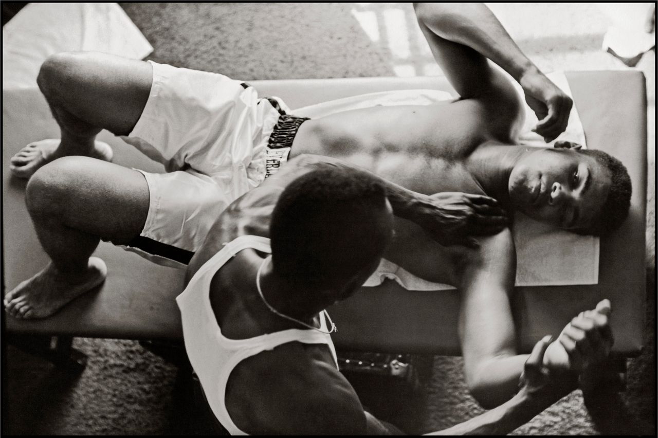 Masażysta pracuje nad bicepsem Muhammada Alego, Miami, Floryda, 1966