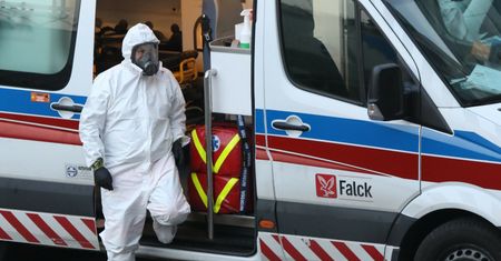 Nysa. Pacjent zmarł w karetce, która czekała godzinę pod SOR-em. NFZ ma zastrzeżenia do dyspozytora medycznego