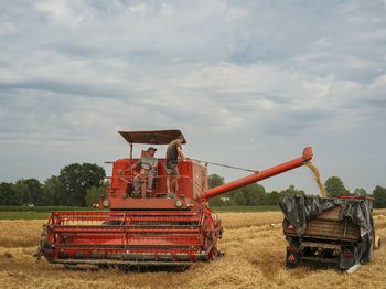 Rolnik hałasuje w nocy? Rząd chce zmienić zasady