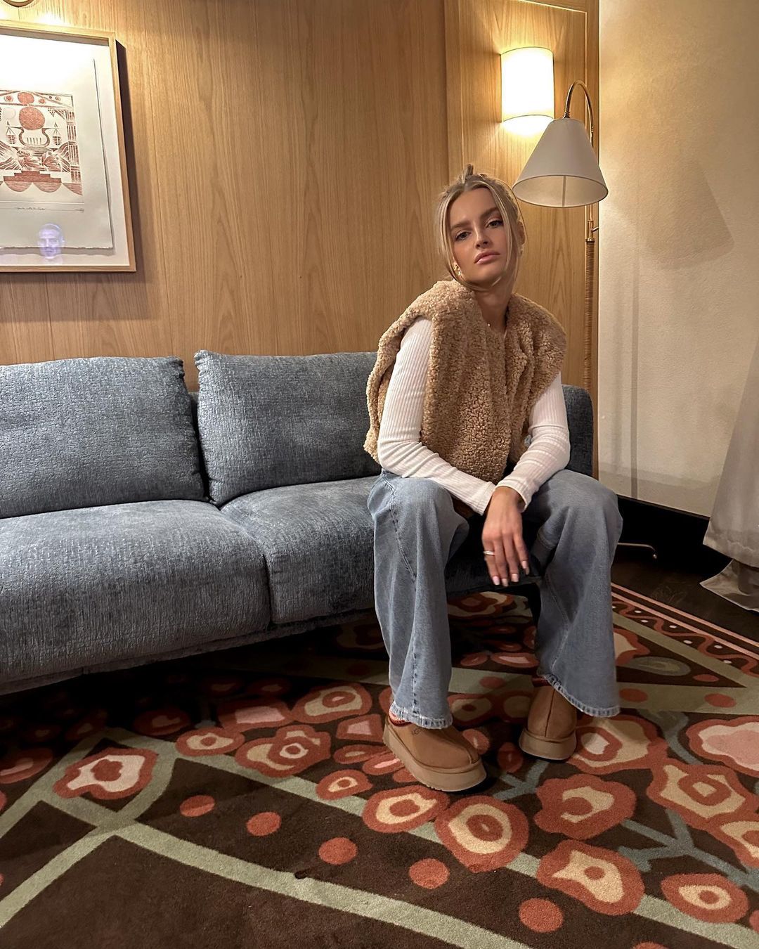 Karolina Pisarek w szarych spodniach wide leg 