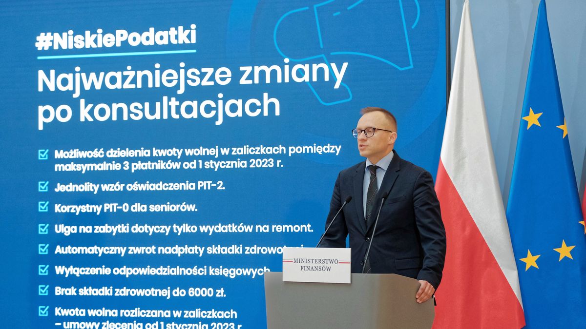 Warszawa, 13.04.2022. Sekretarz stanu w Ministerstwie Finansów Artur Soboń podczas konferencji prasowej w siedzibie KPRM w Warszawie, 13 bm. Konferencja dot. zmian podatkowych. (jm) PAP/Mateusz Marek