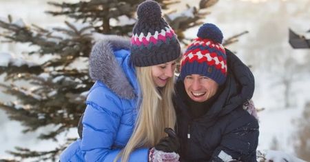 Dawno NIEWIDZIANI Kamil Stoch i Ewa Bilan-Stoch ZABAWIAJĄ SIĘ w zimowej scenerii: "Dostałem najlepszy prezent"(FOTO)