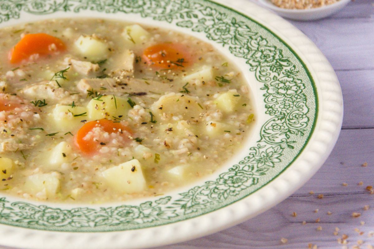 Nie tylko pomidorówka. Na niedzielnym rosole zrobisz sycącą babciną zupę