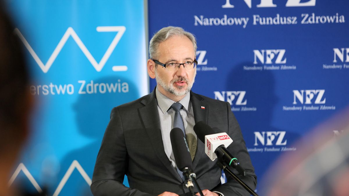 Zielona Góra, 23.06.2021. Minister zdrowia Adam Niedzielski podczas konferencji prasowej w Bibliotece Uniwersytetu Zielonogórskiego, 23 bm. Minister wziął udział w debacie pt. "Pacjent po pandemii?" połączonej z rozstrzygnięciem konkursu dla dziennikarzy lubuskich mediów "Pandemia 2020 - lubuska perspektywa". (amb) PAP/Lech Muszyński