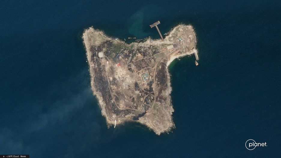 Ukraina odbi?a wysp? W??y
TOPSHOT This handout satellite photo taken and released by Planet Labs PBC on June 30, 2022, shows Snake Island in the Black Sea. - Russian troops have abandoned their positions on a captured Ukrainian island, Snake Island, a major setback to their invasion effort that weakens their blockade of Ukraine's ports, defence officials said on June 30, 2022. (Photo by Planet Labs PBC / AFP) / RESTRICTED TO EDITORIAL USE - MANDATORY CREDIT "AFP PHOTO / PLANET LABS PBC" - NO MARKETING NO ADVERTISING CAMPAIGNS - DISTRIBUTED AS A SERVICE TO CLIENTS
-