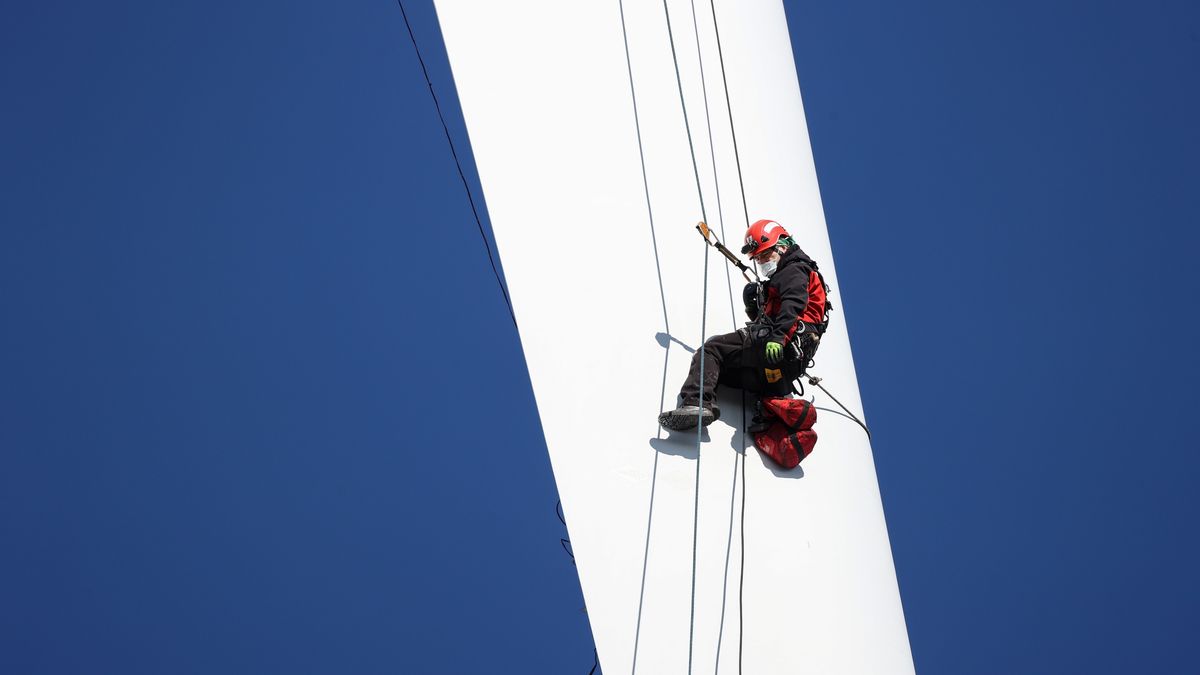 Prace przy łopacie turbiny wiatrowej - zdjęcie ilustracyjne