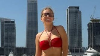 Edyta Pazura pręży mięśnie w czerwonym bikini, pozując na dubajskiej plaży