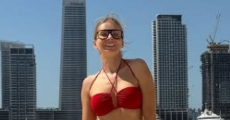 Edyta Pazura pręży mięśnie w czerwonym bikini, pozując na dubajskiej plaży