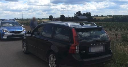 Przyszła pijana do urzędu. Chwilę później wsiadła do auta