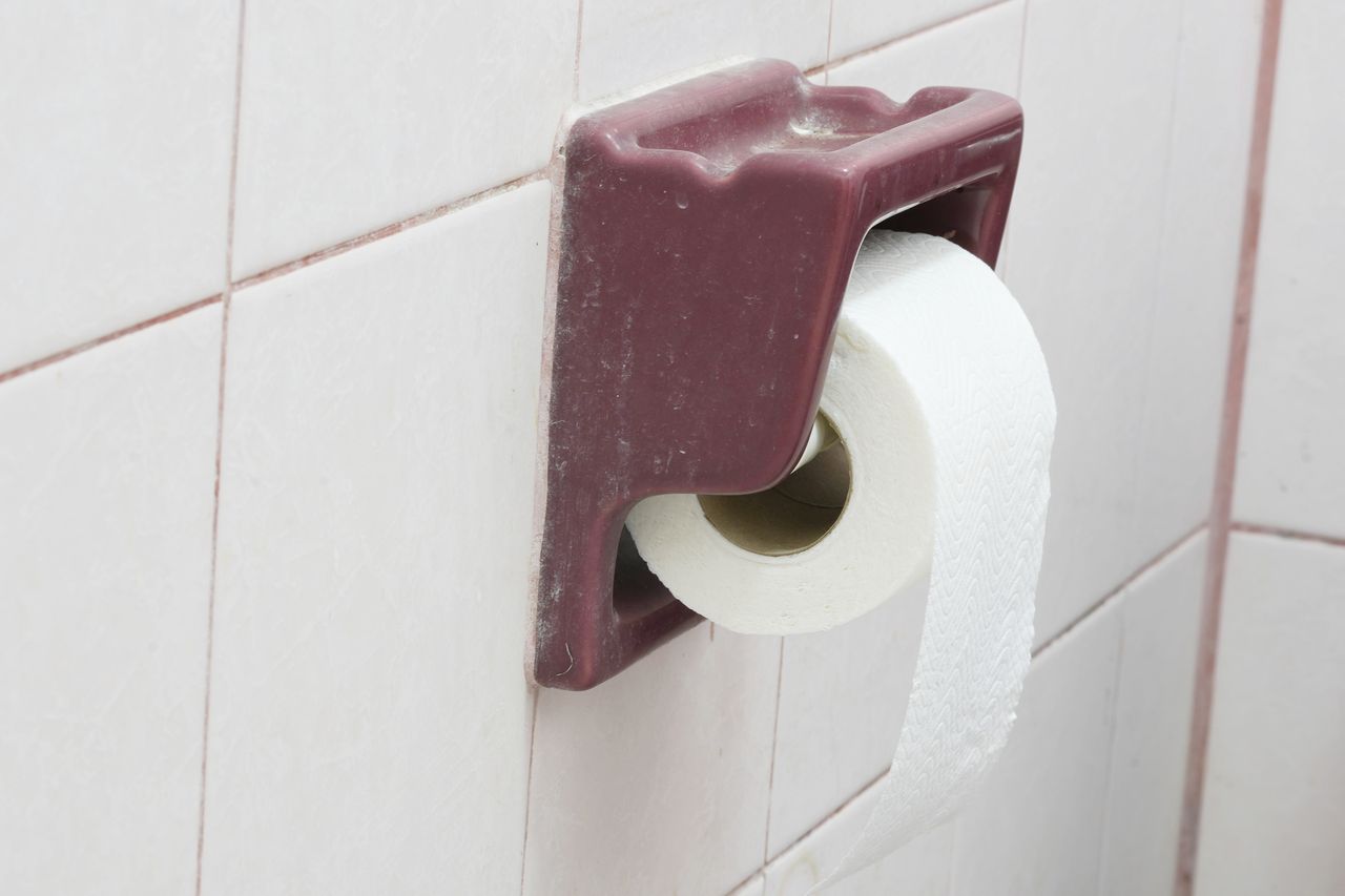 Tak powinno się wieszać rolkę papieru toaletowego w łazience
