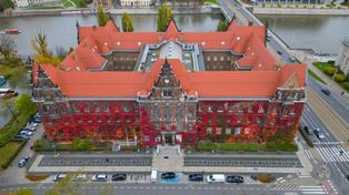 Wrocław: Budynek Muzeum Narodowego jesienią mieni się kolorami. To hit zdjęć na Facebooku i Instagramie