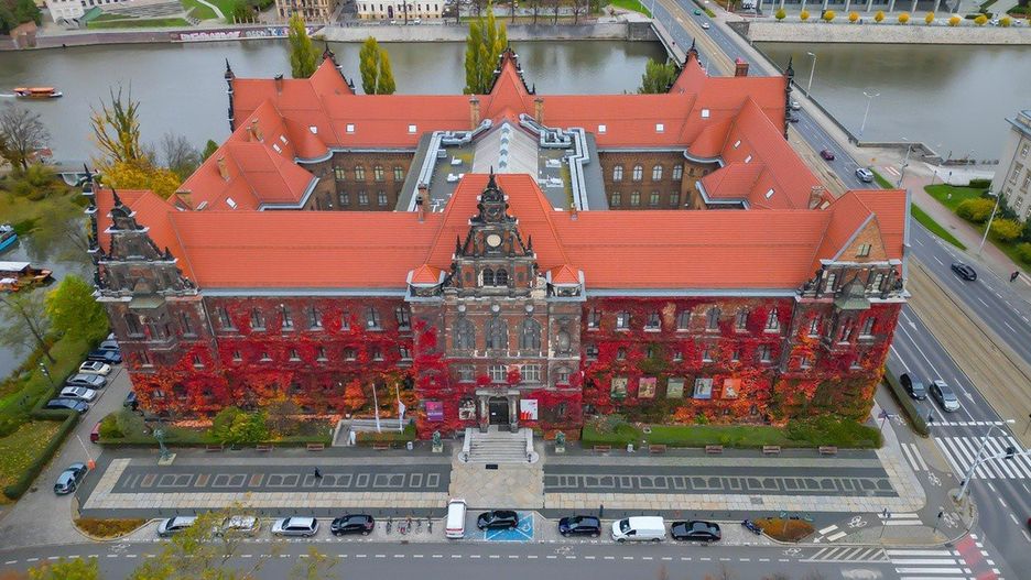 Muzeum Narodowe we Wrocławiu w jesiennej odsłonie - budynek na zdjęciach z drona wygląda zjawiskowo