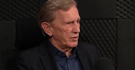 Jan Englert szczerze o alkoholu. W wielkim hicie zagrał pod wpływem. "Bardzo dużo się piło"