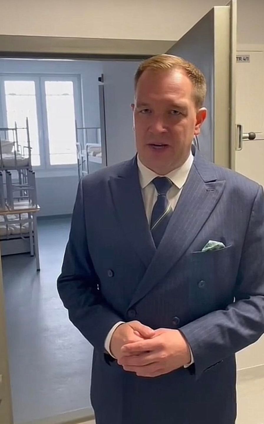 Piotr Cieplucha pokazuje cele dla youtuberów