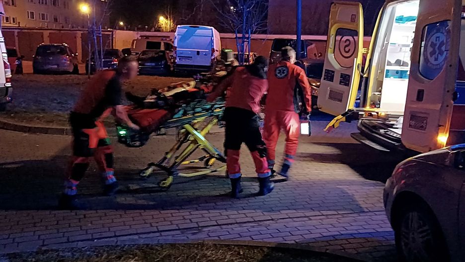 ?mier? ratownika w Siedlcach
PHOTO ANDRZEJ WOZNIAK/ SE / SUPER EXPRESS SIEDLCE WOJ MAZOWIECKIE
25.01.2025R
RATOWNIK MEDYCZNY DOSTAL NOZE ZMARL W SZPITALU
N/Z ZNOSZONY NA NOSZACH RATOWNIK MEDYCZNY
MIESZKANIE W SIEDLCACH PRZY UL SOBIESKIEGO DWA GDZIE 62 LETNI  RATOWNIK KEDYCZNY DOSTAL NOZEM OD POTRZEBUJACEGO POMOCY 57LATKA KTORY WCZESNIEJ SPADL ZE SCHODOW RATOWNIK ZMARL A APRAWCA ZOSTAL ZATRZYMANY
WSZYSTKIE ZDJECIA NA 
HTTP://AGENCJA.SE.COM.PL
ANDRZEJ WOZNIAK