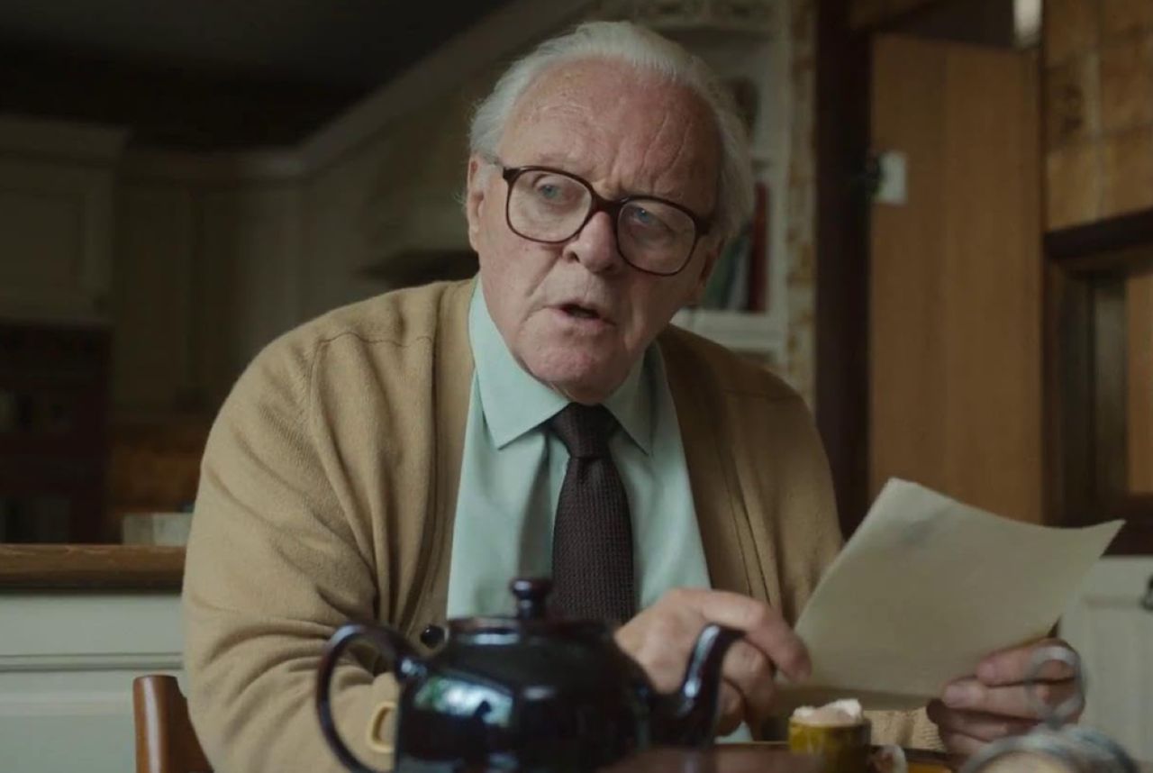 Kadr z filmu "Jedno życie", w roli głównej Anthony Hopkins