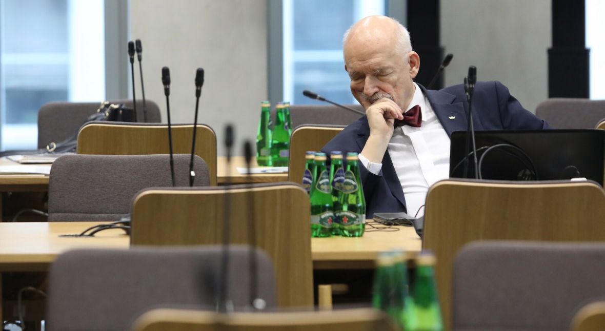 Janusz Korwin-Mikke ucina sobie drzemkę podczas posiedzenia sejmowej Komisji Zdrowia. Gdy nie śpi, mówi putinowskim Sputnikiem