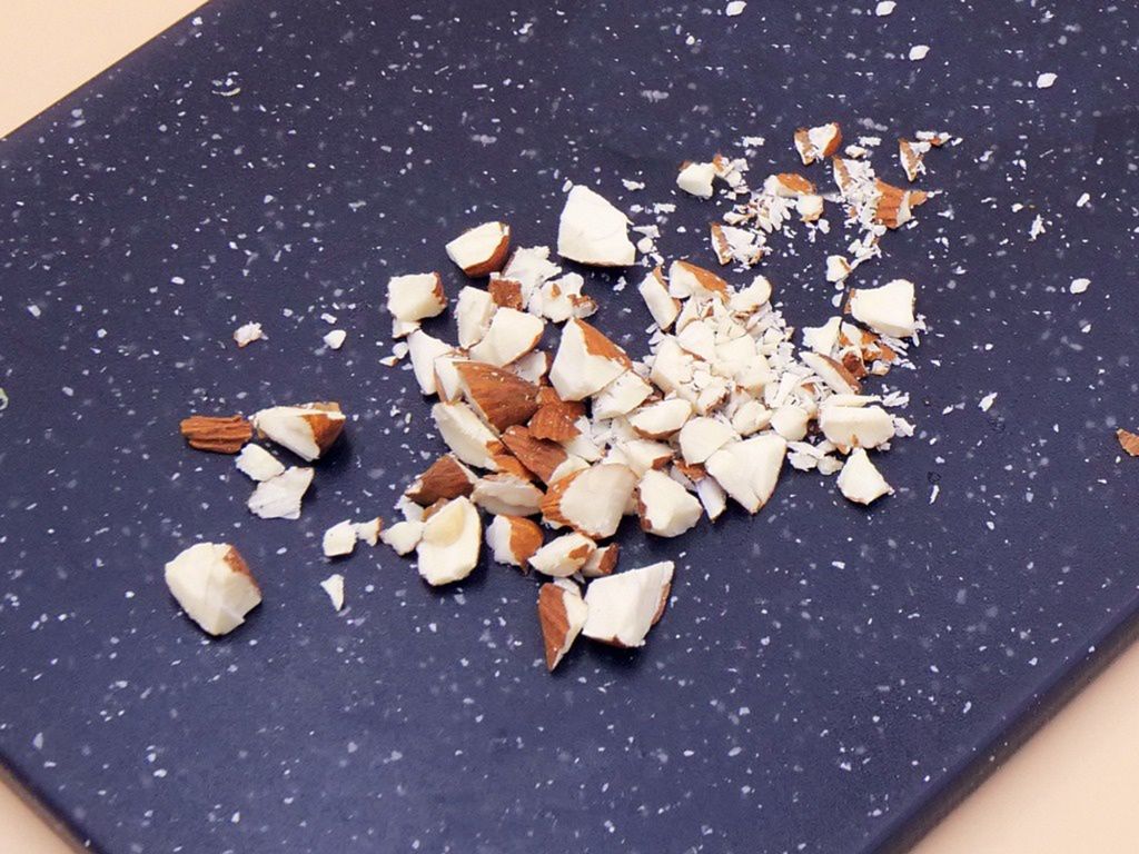 Sałatka z banana, moreli i mandarynki, z jogurtem i orzechami