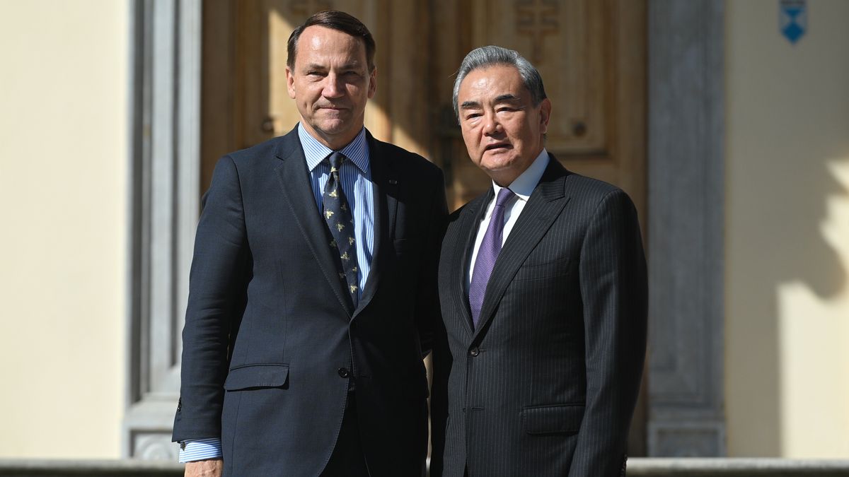 Pruszków, 15.09.2025. Wicepremier, minister spraw zagranicznych RP Radosław Sikorski (L) oraz minister spraw zagranicznych Chińskiej Republiki Ludowej Wang Yi (P) podczas powitania, przed spotkaniem w Ośrodku Reprezentacyjnym MON w Pruszkowie, 15 bm. (mr) PAP/Marcin Obara