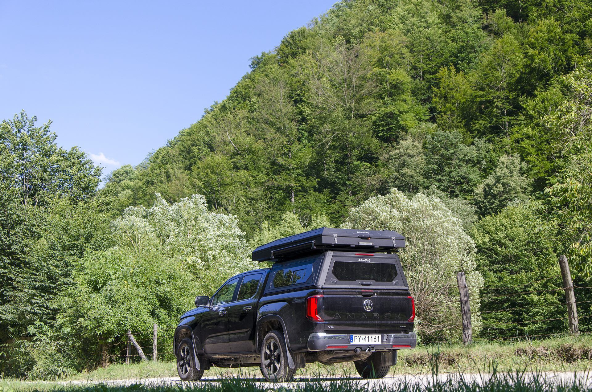 VW Amarok z zabudową i namiotem Alu-Cab