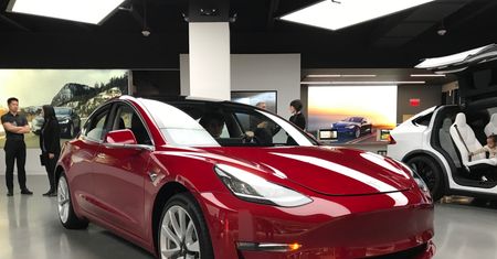 Spotkałem się z Teslą Model 3. Dawno nie widziałem tak źle zrobionego auta