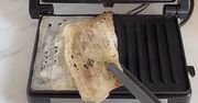 Wymieszaj 3 składniki i wylej na opiekacz. Włącz, a po chwili będzie lśnił