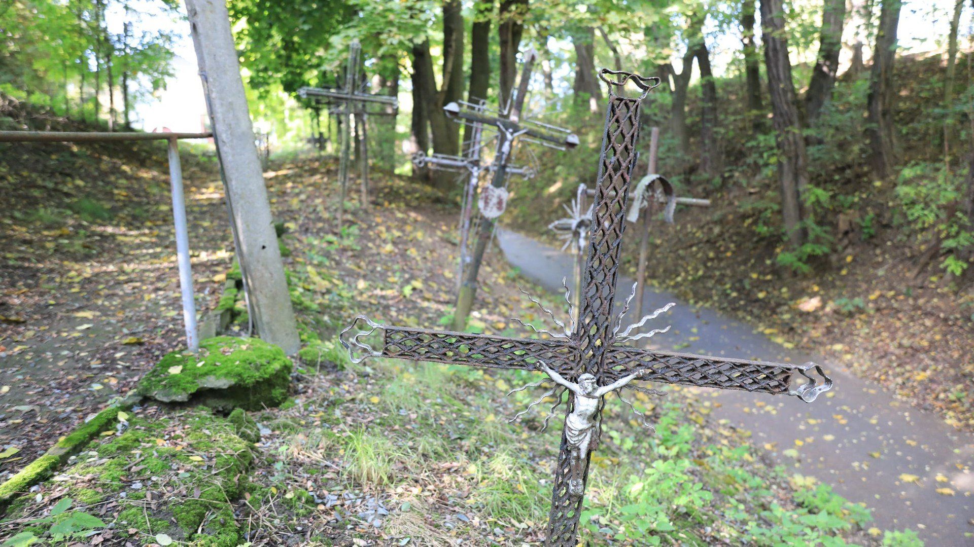 Parafianie przez lata przynosili wszelkie porzucone i zaniedbane krzyże, lub pozostałe po remoncie mogił na pobliskim cmentarzu. Uzbierał się pokaźny las krzyży...