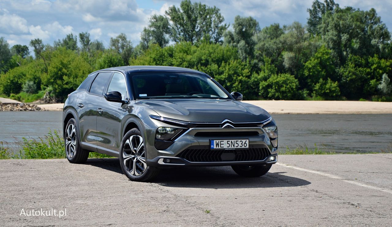 Citroën C5 X jest ciekawie "skrojony" i jeszcze lepiej wyceniony. Typowe auto "do 200 tys. zł"