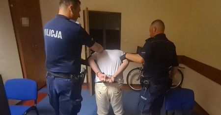 Schował się w garderobie. Później udawał, że to jego dom